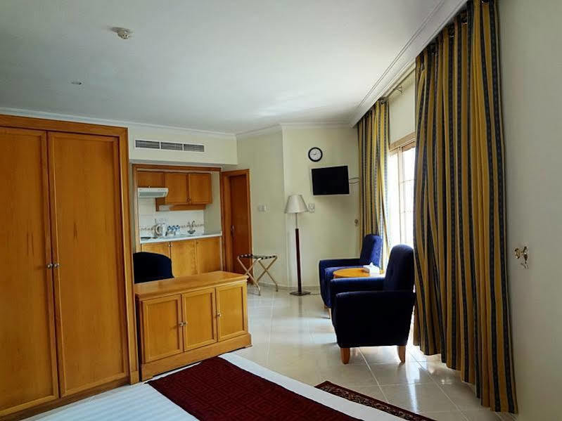 Dolphin Hotel Apartments Dubai Esterno foto